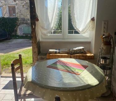 Pousseaux Casa | L'Atelier de Pierre 1-Bed Cottage in Pousseaux