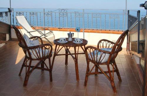 Marina di Caronia Apartamento | L’attico del capitano: loft con terazza sul mare