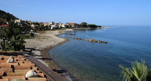 Marina di Caronia Apartamento | L’attico del capitano: loft con terazza sul mare