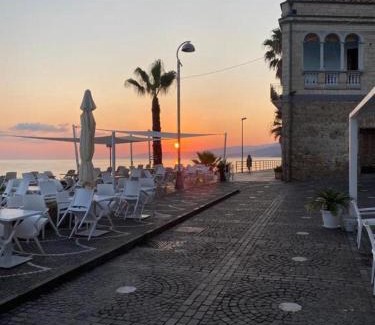 Marina di Caronia Apartamento | L’attico del capitano: loft con terazza sul mare