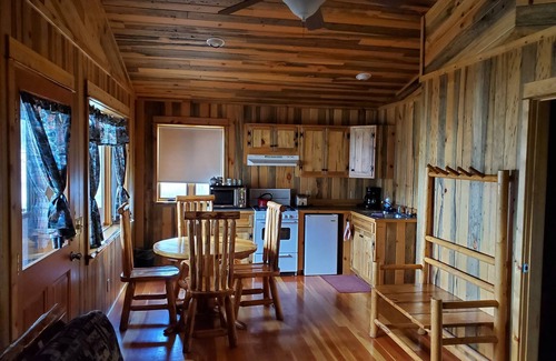 Clinton Cabina | L Diamond E Guest Cabin #1 Rural luxury close to everything.