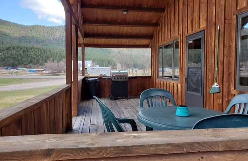 Clinton Cabina | L Diamond E Guest Cabin #1 Rural luxury close to everything.