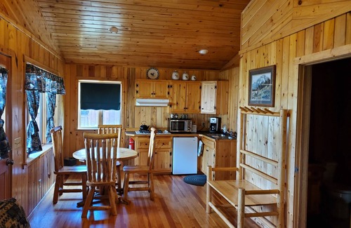 Clinton Cabina | L Diamond E Guest Cabin #2. Rural Luxury close to everything.
