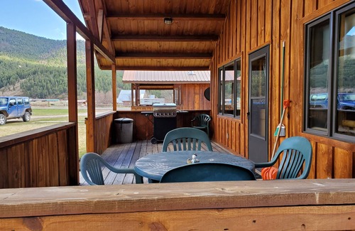 Clinton Cabina | L Diamond E Guest Cabin #2. Rural Luxury close to everything.