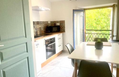 Montreal Apartamento | "L'Echapée Belle" Maison de village climatisée de 45m2 à proximité de Carcassonne,1 chbre à l'étage vue panoramique sur les pyrénées, cuisine équipée,1Salon,1 sdb, Wifi, Parking gratuit, Netflix,Canal sat, Fauteuil massant