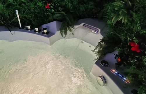 Rives de Meurthe Casa | l'Eden, atypical house, relaxation area with Jacuzzi bathtub