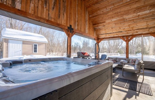 Matawinie Regional County Municipality Apartamento | L'Enchanteur |Hot Tub | River & Kayaks |EV Charger