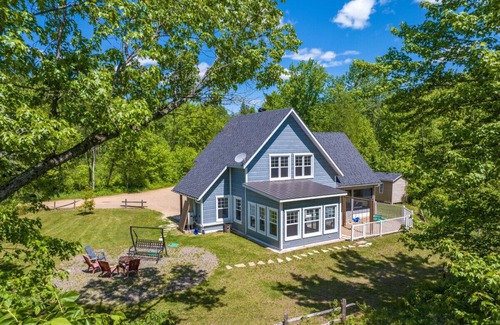 Matawinie Regional County Municipality Apartamento | L'Enchanteur |Hot Tub | River & Kayaks |EV Charger