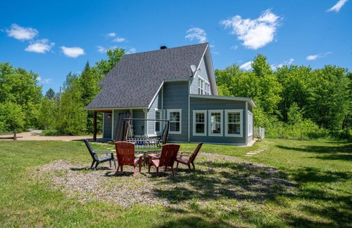 Matawinie Regional County Municipality Apartamento | L'Enchanteur |Hot Tub | River & Kayaks |EV Charger