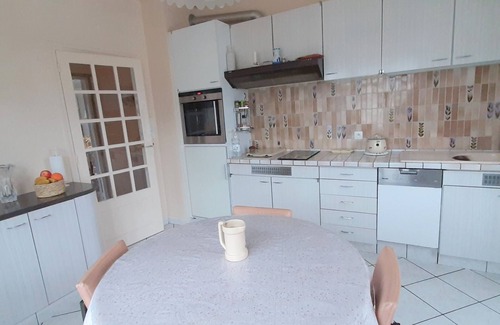 Aurillac Casa | L'enclos de Lys - Appartement Avec Grand Balcon et Accès Direct au Jardin
