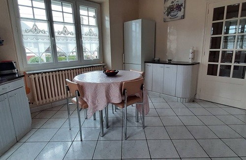 Aurillac Casa | L'enclos de Lys - Appartement Avec Grand Balcon et Accès Direct au Jardin