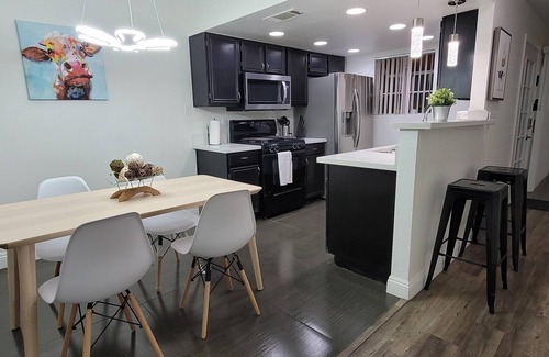 Las Vegas Condominio | L - Fully remodeled and professionally decorated.