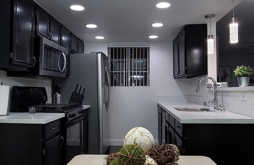 Las Vegas Condominio | L - Fully remodeled and professionally decorated.