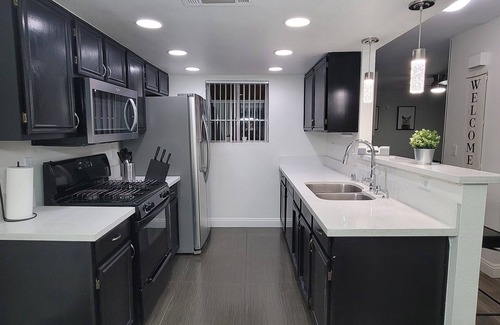 Las Vegas Condominio | L - Fully remodeled and professionally decorated.