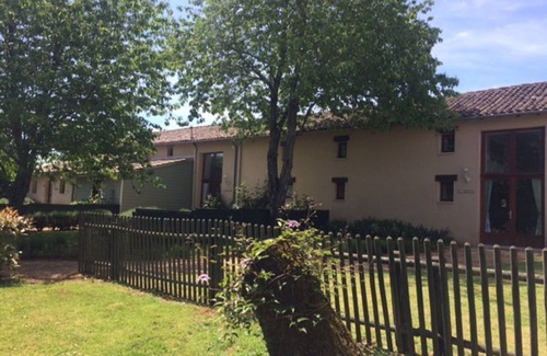 Sauze-Vaussais Cabaña | Bonitas casas rurales con piscina y jardines preciosos
