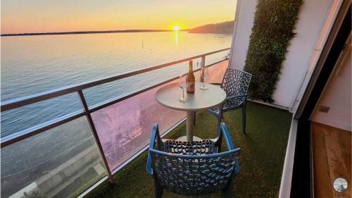 Concarneau Apartamento | - L'IROIZH - CONCARNEAU - VUE MER PANORAMIQUE - STUDIO STANDING PLAGE DES SABLES BLANCS - PARKING - DRAPS & SERVIETTES INCLUS - NEAR THALASSOTHERAPY - Wifi -