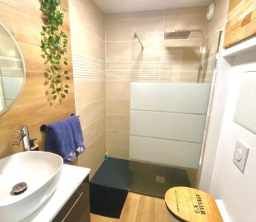 Concarneau Apartamento | - L'IROIZH - CONCARNEAU - VUE MER PANORAMIQUE - STUDIO STANDING PLAGE DES SABLES BLANCS - PARKING - DRAPS & SERVIETTES INCLUS - NEAR THALASSOTHERAPY - Wifi -