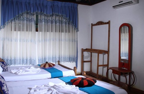 Pahala Maragahawewa Cama Y Desayuno | L.L.Tourist Inn & Safari jeeps
