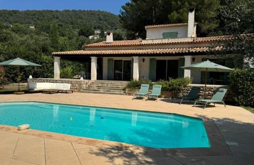 Le Tignet Villa | L'Oliveda - complètement climatisée, piscine, calme, proche commerce et lac, ski à 45min