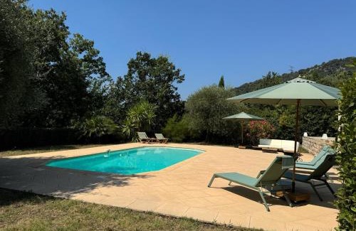 Le Tignet Villa | L'Oliveda - complètement climatisée, piscine, calme, proche commerce et lac, ski à 45min