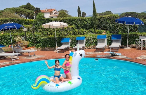 Rosignano Marittimo Villa | VILLA PRIVATA, PISCINA E CAMPO DA TENIS, WI-FI, A / C, MASCOTA AMIGABLE