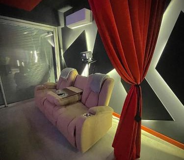 Quartier des Eaux-Claires Apartamento | L unique Cinéma Room