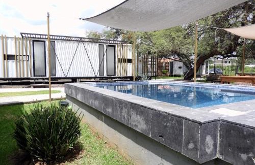 León Apartamento | L W H Hotel & Glamping Container Park