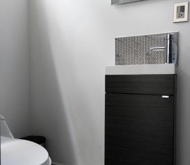 León Apartamento | L W H Hotel & Glamping Container Park