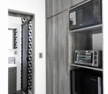 León Apartamento | L W H Hotel & Glamping Container Park