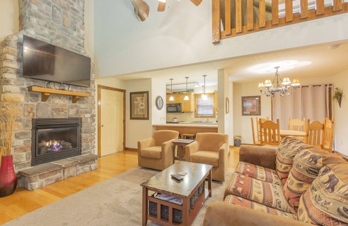 Reeds Spring Cabina | L130B, "Nestled Inn" 2-Br with Loft Lakeview Cabin, SEE DESC. for SUMMER SPECIAL