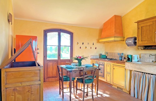 Colle di Val d'Elsa Cabaña | La Capannina with view over the green tuscany hills