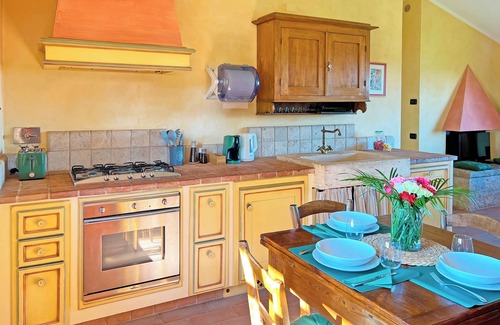 Colle di Val d'Elsa Cabaña | La Capannina with view over the green tuscany hills
