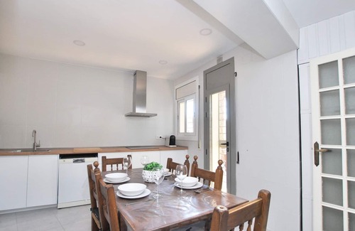 Badalona Chalet De Esquí | La casa del Pi · House in the city, next to Barcelona and beach