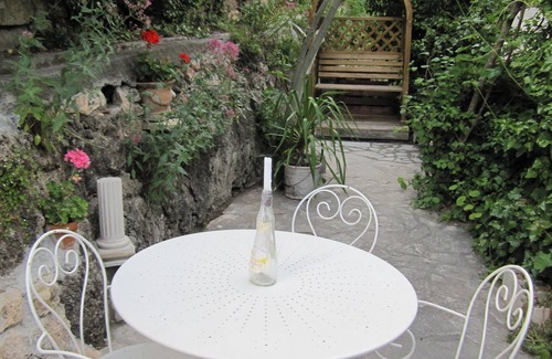 Aups Apartamento | La Cascade: A delightful apartment in an old olive mill in Aups, Provence