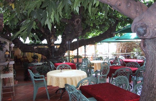 Aups Apartamento | La Cascade: A delightful apartment in an old olive mill in Aups, Provence