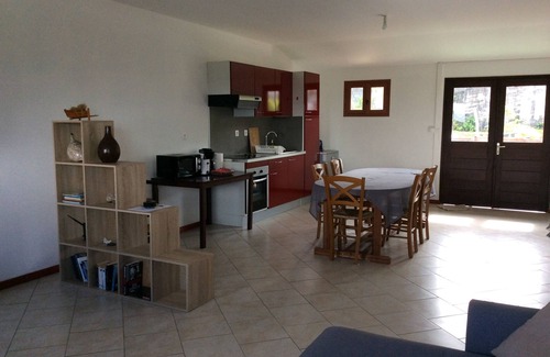 Petite-ÃŽle Casa | La case géranium with heated swimming pool