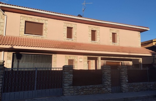 Rascafría Chalet De Esquí | La Casona de Rascafria, independiente, rodeada de jardin e ideal para familias.
