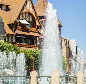 Deauville City Centre Casa | La charmante maison blanche