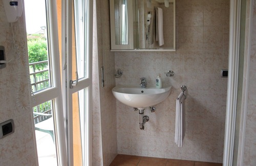 Casnate Con Bernate Hotel | La Collina