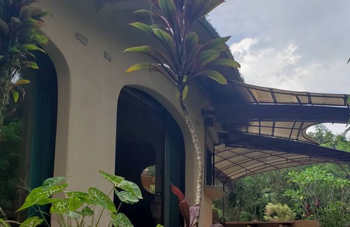 Tierras Morenas Casa | LA CUSUCA This underground home is a one of a kind!