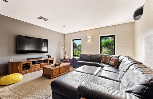 Burnside Casa | La Dimora - Tranquil Retreat Where Bush Meets Beach