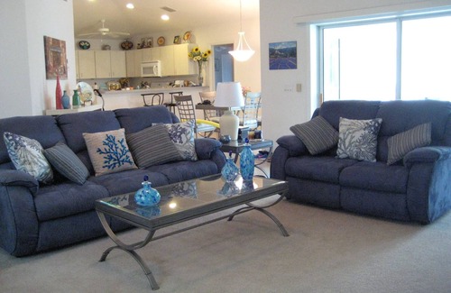 Pebble Beach Casa | La dolce vita espera en este inmaculado albergue en el canal de agua dulce