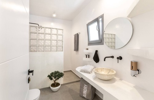 Kamari Villa | La Estrella 4 Suites with Sea View & 4 Prive Hot Tub