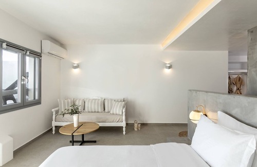 Kamari Villa | La Estrella 4 Suites with Sea View & 4 Prive Hot Tub