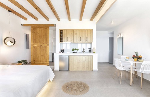 Kamari Villa | La Estrella 4 Suites with Sea View & 4 Prive Hot Tub