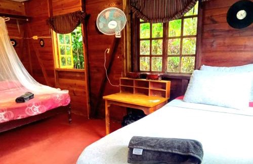 Long Bay Complejo | La Familia Guest House and Natural Farm