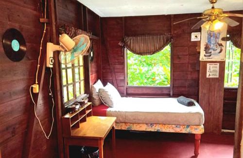 Long Bay Complejo | La Familia Guest House and Natural Farm