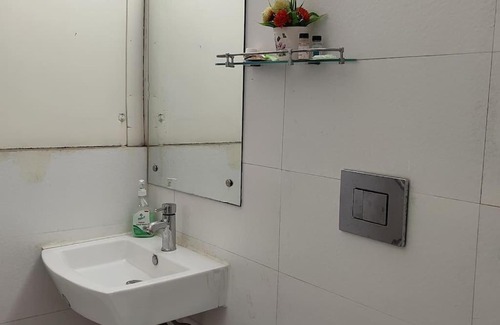 Gautam Nagar Apartamento | La Floraison - Solo/Couple-Hauz khas/AIIMS/IIT