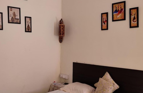 Gautam Nagar Apartamento | La Floraison - Solo/Couple-Hauz khas/AIIMS/IIT