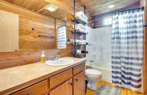 La Grange Cabina | La Grange Cabin on Acreage: Close to Wineries